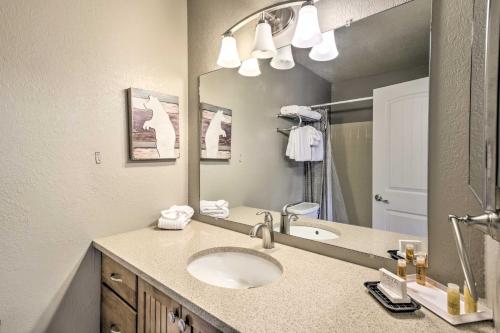 Updated Townhome - Walk to Slopes and Main St! - image 9