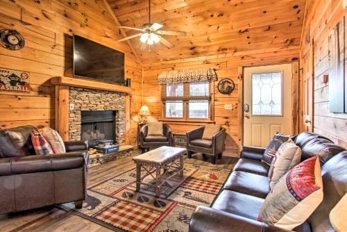 Pigeon Forge Cabin with Hot Tub and Mountain Views! in Pigeon Forge, USA