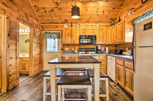 Idyllic Smoky Mtn Cabin with Views 5 Mi to Dollywood - image 3