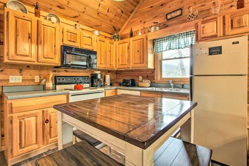 Idyllic Smoky Mtn Cabin with Views 5 Mi to Dollywood - image 4