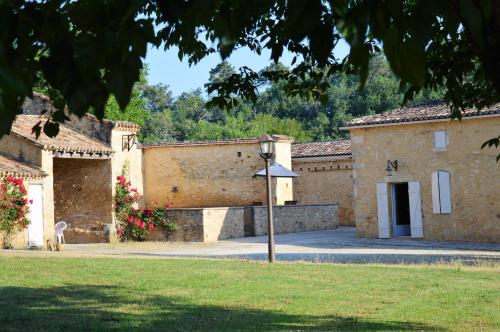 Villa de 4 chambres a Soulaures avec piscine privee jardin amenage et WiFi gîte à louer Monpazier