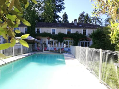 Villa 4 etoiles avec vue, piscine et parc gîte à louer Fleurignac