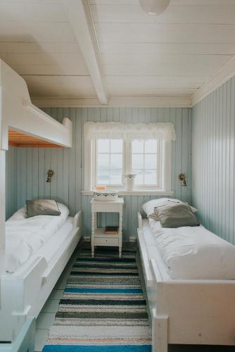 2 bunk beds