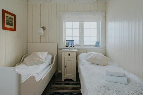 2 twin beds