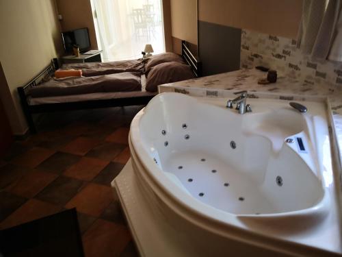 Queen Room with Spa Bath