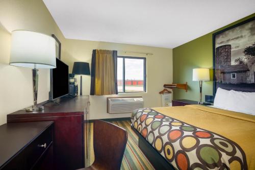 Super 8 by Wyndham El Dorado - main image