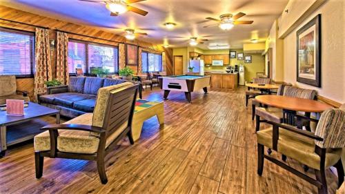 Ortak salon/TV alanı, Snow Lake Lodge in Big Bear Lake
