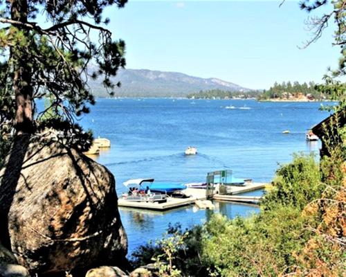Çevredekiler, Snow Lake Lodge in Big Bear Lake