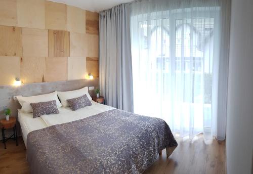 1 queen bed, 1 sofa bed
