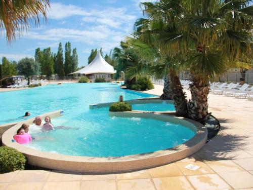 Bungalow de 3 chambres avec piscine partagee jardin amenage et wifi a Vias a 2 km de la plage gîte à louer Bois de la Tamarissière