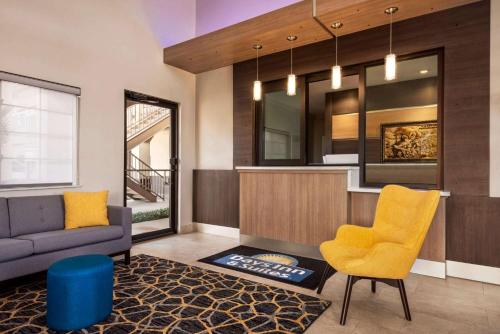 Days Inn & Suites by Wyndham Houston Hobby Airport