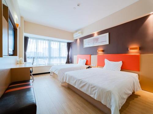 1 double bed, 2 twin beds