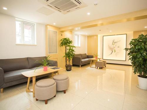 7 Days Premium Beijing Cancer Hospital Guomao Jingsong Metro Station in Jinsong / Panjiayuan