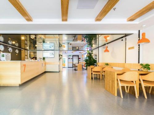 7 Days Premium Sanya Bay Haiyue Plaza Waimao Road Food Street in Sanya