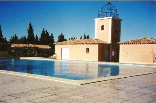 Maison de 2 chambres a Eyguieres avec piscine partagee terrasse amenagee et WiFi gîte à louer Eyguières