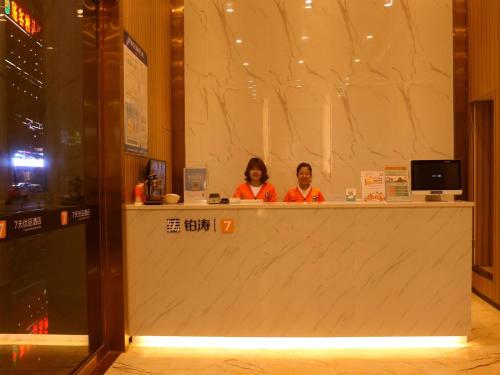 7 Days Premium Shenzhen North Station Yicheng Center in Longhua District
