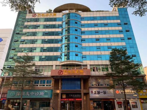 7 Days Premium Shenzhen North Station Yicheng Center in Longhua District