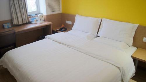 a hotel room with two beds and two lamps, 7 Days Inn Beijing Xueyuan Road Liudaokou Subway Station Branch in Beijing
