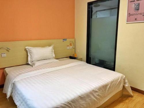 7 Days Inn Wuhan Jiangxia Century Plaza Branch