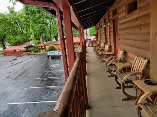 Smoky Falls Lodge in Maggie Valley, USA