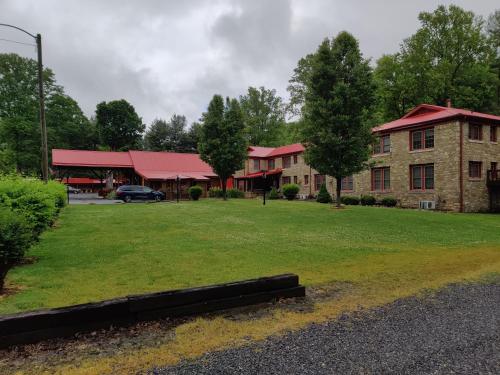 Smoky Falls Lodge in Maggie Valley, USA