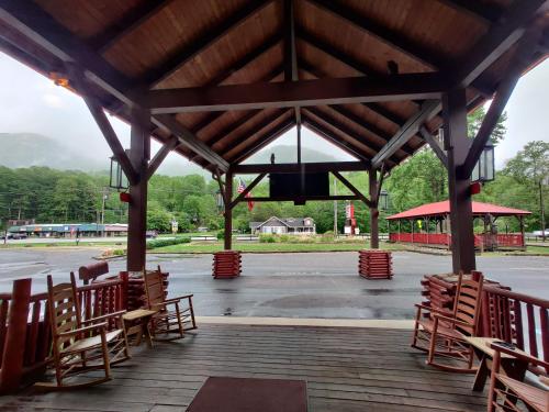 Smoky Falls Lodge in Maggie Valley, USA