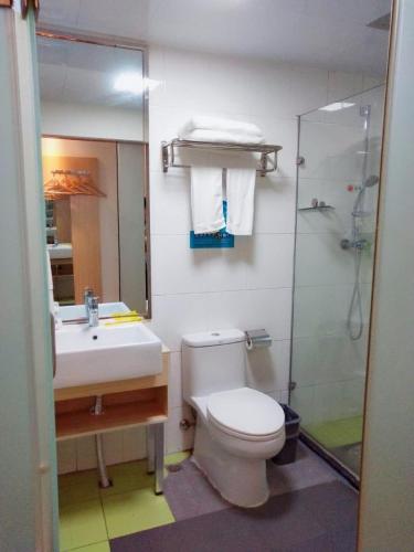 Superior Queen Bed Room room in 7Days Inn Changsha Tianxin Park