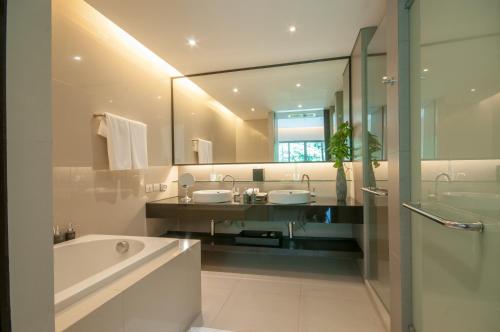 Suite, pool