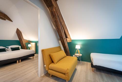 1 double bed, 2 twin beds