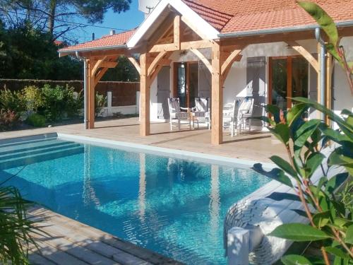 . Villa de 3 chambres a Soulac sur Mer a 600 m de la plage avec piscine privee et jardin clos