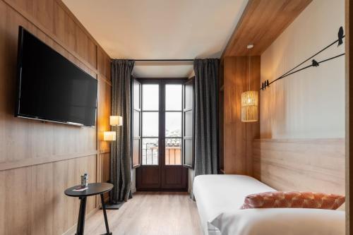 Toc Hostel Granada Room Type - Single Room with Private Bathroom