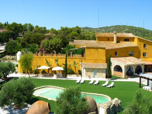 Vista, 9 bedrooms villa with private pool jacuzzi and enclosed garden at Can Trabal in Olèrdola