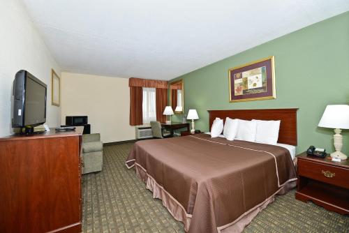 Howard Johnson Hotel by Wyndham Newark Airport