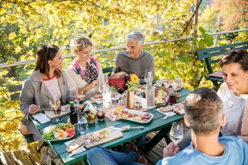 Restaurante, Weingarten & Appartement Auszeit with private Spa in Loipersdorf