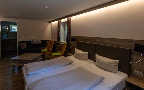 1 queen bed, 1 twin bed