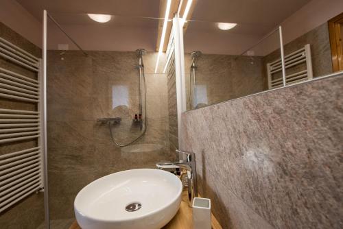 2 bedrooms, 3 beds