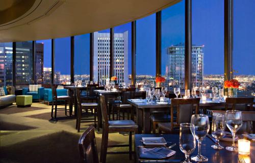 ผับ/เลาจน์, ไฮแอท รีเจนซี ฟินิกซ์ (Hyatt Regency Phoenix) near ศูนย์วิทยาศาสตร์อริโซนา