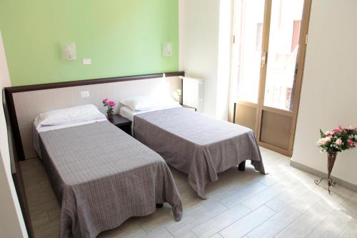 2 twin beds