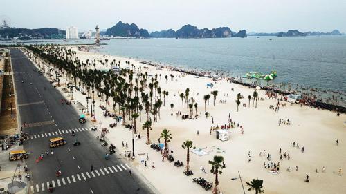 a beach filled with lots of umbrellas on a sunny day, Halong Seoul Hotel  in Hạ Long