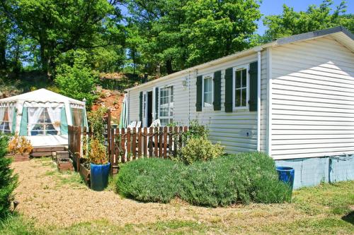 Bungalow with 2 bedrooms in Aiguines with wonderful lake view shared pool and furnished garden gîte à louer Le Pont