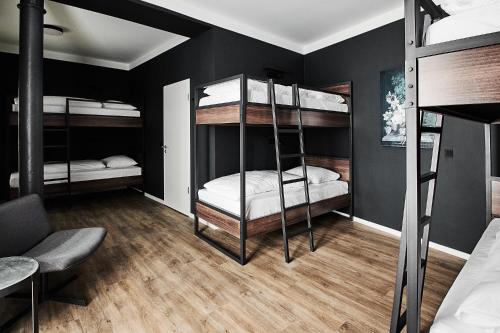 6-Bed Room