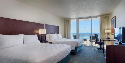 Queen Room with Two Queen Beds - Ocean View - Non-Smoking image 2