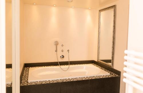 Wonderlandscape Guest House - image 7