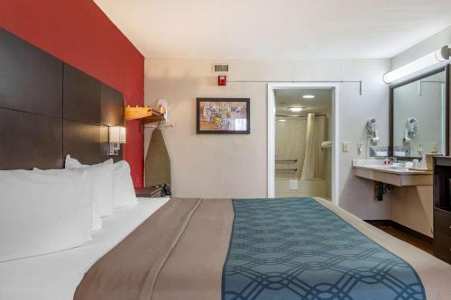 Econo Lodge North - image 6