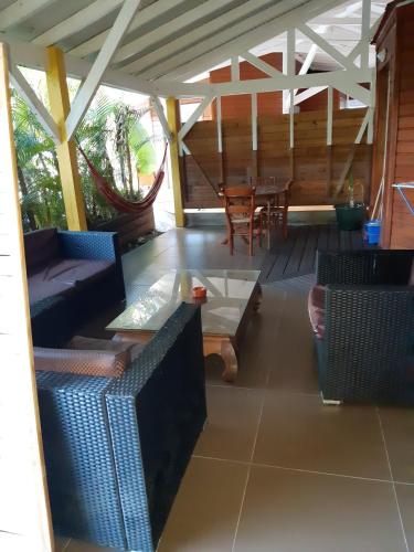 Bungalow de 2 chambres avec piscine partagee jacuzzi et terrasse amenagee a Le Gosier a 5 km de la plage - Location saisonnière - Le Gosier