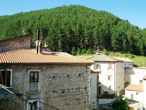  2 bedrooms house with furnished terrace and wifi at San Sebastiano, Unterkunft in Bisegna