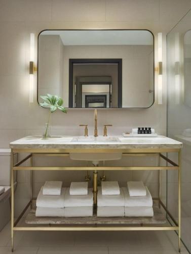 11 Howard by Suiteness - image 4