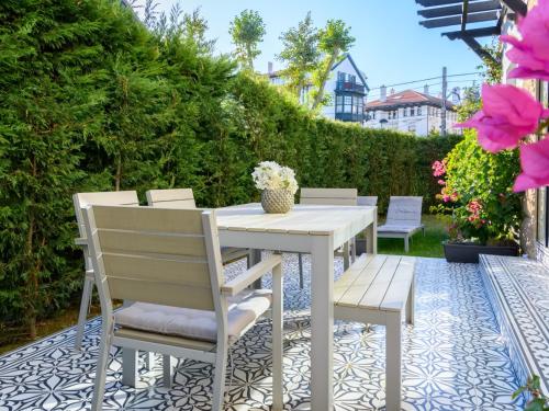 Taman, Bilbao Costa Neguri by Aston Rentals in Getxo