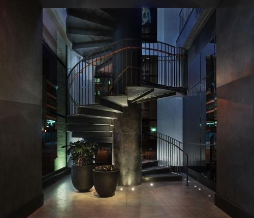 11 Howard by Suiteness - image 8