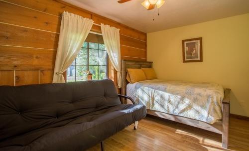Lees Secret Garden Home - image 5
